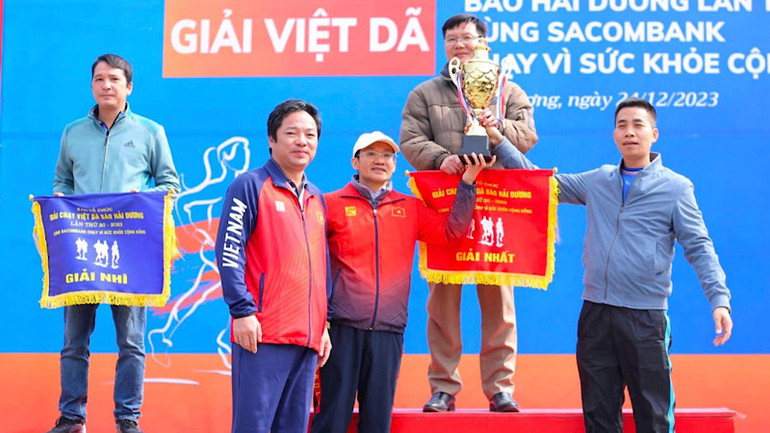 Đoàn thị xã Kinh Môn nhận Cờ và Cup nhất toàn đoàn. (Ảnh: Báo Hải Dương)