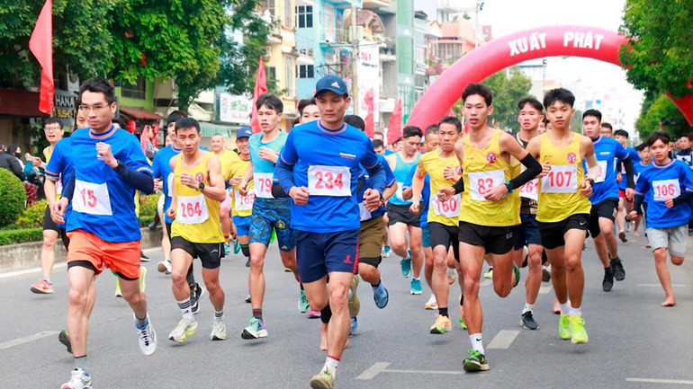 Các nam thanh niên tham gia chạy cự ly 5km. (Ảnh: Báo Hải Dương)