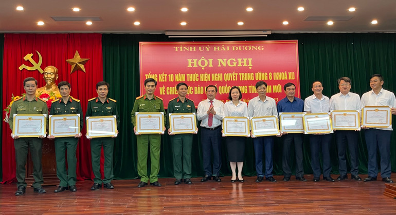 Tỉnh ủy Hải Dương tặng Bằng khen 24 tập thể, cá nhân có thành tích xuất sắc trong thực hiện Nghị quyết Trung ương 8. Tỉnh ủy Hải Dương tặng Bằng khen 24 tập thể, cá nhân có thành tích xuất sắc trong thực hiện Nghị quyết Trung ương 8.