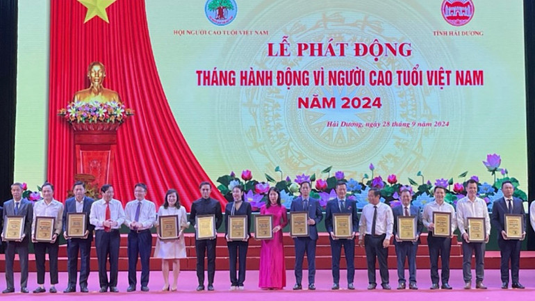 Ủy ban Quốc gia về người cao tuổi Việt Nam đã vinh danh các tổ chức, doanh nghiệp có nhiều đóng góp cho công tác chăm sóc người cao tuổi.