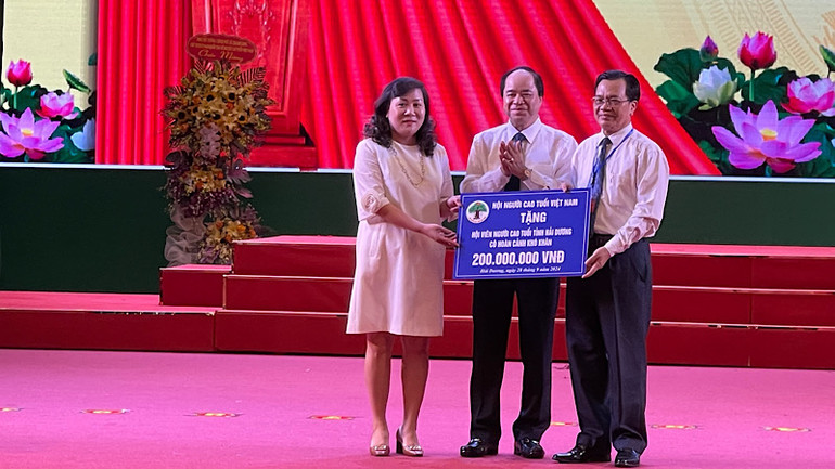 Trung ương Hội người cao tuổi Việt Nam tặng hội viên Hội Người cao tuổi Hải Dương có hoàn cảnh khó khăn 200 triệu đồng.