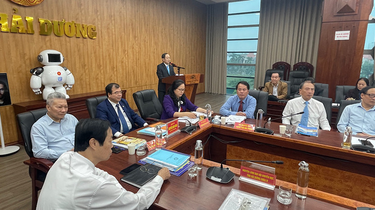 Lãnh đạo Trung ương Hội Khuyến Học Việt Nam và lãnh đạo tỉnh Hải Dương dự hội nghị khuyến học về chuyển đổi số.