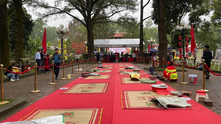 Hội thi gói bánh chưng, giã bánh giày được tổ chức tại sân chùa Côn Sơn.