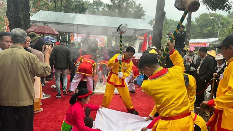 Các đội thực hiện phần thi giã bánh giày.