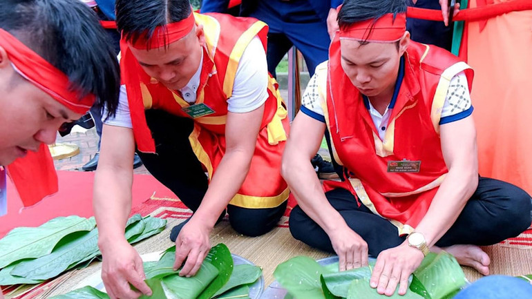 Các nghệ nhân thực hiện phần thi gói bánh chưng.