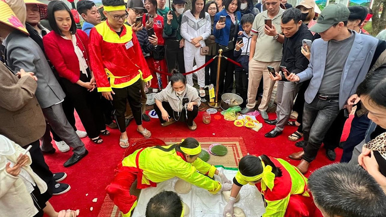 Các nghệ nhân hoàn thiện phần lên khuôn bánh giày.