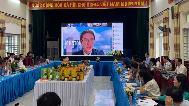 Đại diện thương vụ Việt Nam tại thành phố Houston (Mỹ) tham gia thảo luận tại hội nghị về các giải pháp tiêu thụ vải thiều và hàng nông sản.