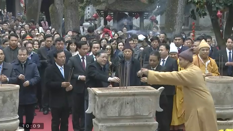 Các đại biểu dâng hương tưởng niệm Đệ Tam tổ Thiền phái Trúc Lâm Huyền Quang tôn giả.