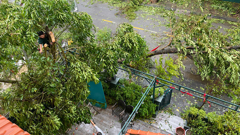 Người dân khắc phục hậu quả của bão số 3.