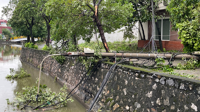 Bão số 3 làm gẫy đổ 26 cột điện ở Hải Dương.