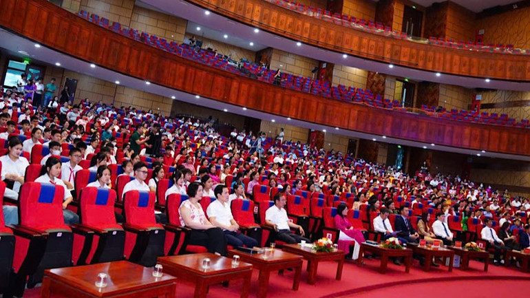 Các đại biểu và học sinh các nhà trường dự Lễ tổng kết Tháng tự học tiếng Anh.