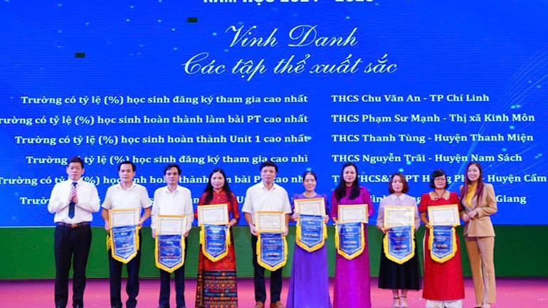 Ban tổ chức khen thưởng 8 tập thể xuất sắc trong Tháng tự học tiếng Anh.