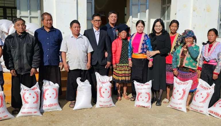 Đại diện hội viên Câu lạc bộ 65 (Hải Dương) tặng quà đồng bào dân tộc H'Mông ở Điện Biên.