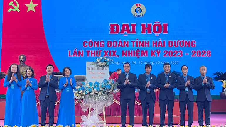 Đồng chí Nguyễn Đình Khang, Chủ tịch Liên đoàn Lao động Việt Nam tặng hoa chúc mừng Đại hội.