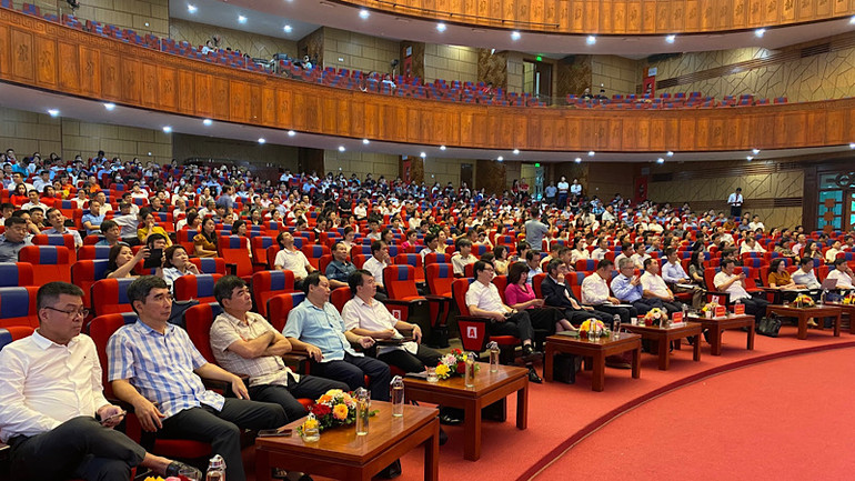 Hội nghị thu hút gần 600 cán bộ của các sở, ngành và doanh nghiệp tham dự.