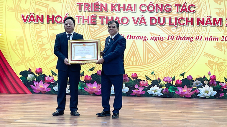 Thừa ủy quyền của Chủ tịch nước, lãnh đạo tỉnh Hải Dương trao tặng Huân chương Lao động hạng Ba Giám đốc Sở Văn hóa, Thể thao và Du lịch tỉnh Hải Dương Nguyễn Thành Trung. Thừa ủy quyền của Chủ tịch nước, lãnh đạo tỉnh Hải Dương trao tặng Huân chương Lao động hạng Ba Giám đốc Sở Văn hóa, Thể thao và Du lịch tỉnh Hải Dương Nguyễn Thành Trung.