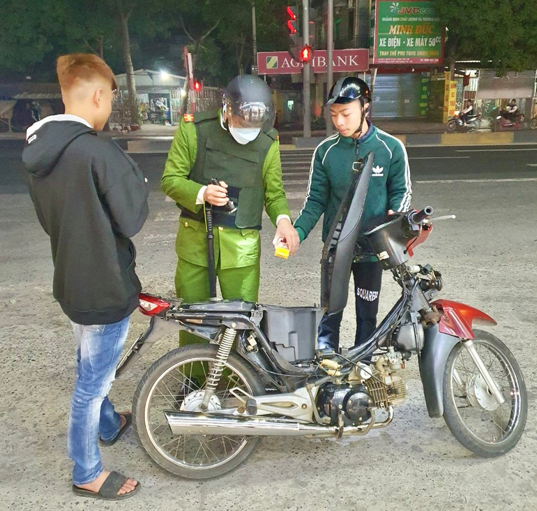 Công an huyện Cẩm Giàng kiểm tra phương tiện người vi phạm trật tự an toàn giao thông.