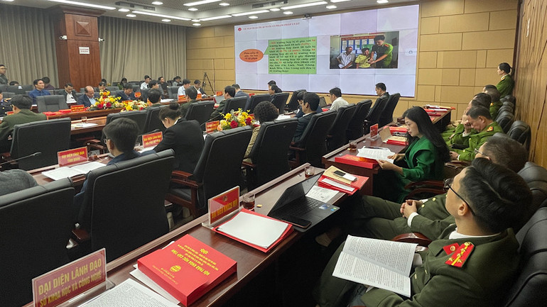 Các đại biểu xem phóng sự về tình hình an ninh trật tự trên địa bàn.