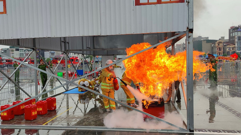 Phần thi dập tắt đám cháy bằng bình cứu hỏa.