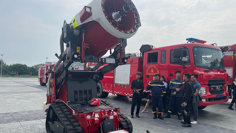 Rô-bốt chữa cháy tại hội thi.