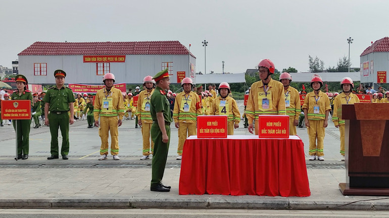 Các đội tuyển thực hiện phần thi lý thuyết.