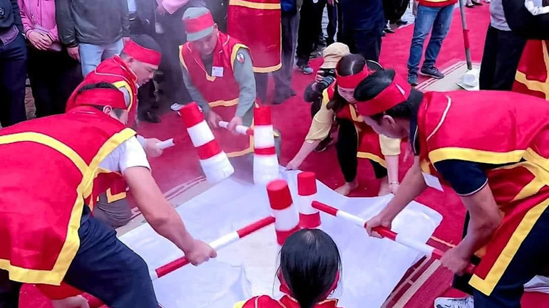 Phần thi giã bánh giầy tại Lễ hội.