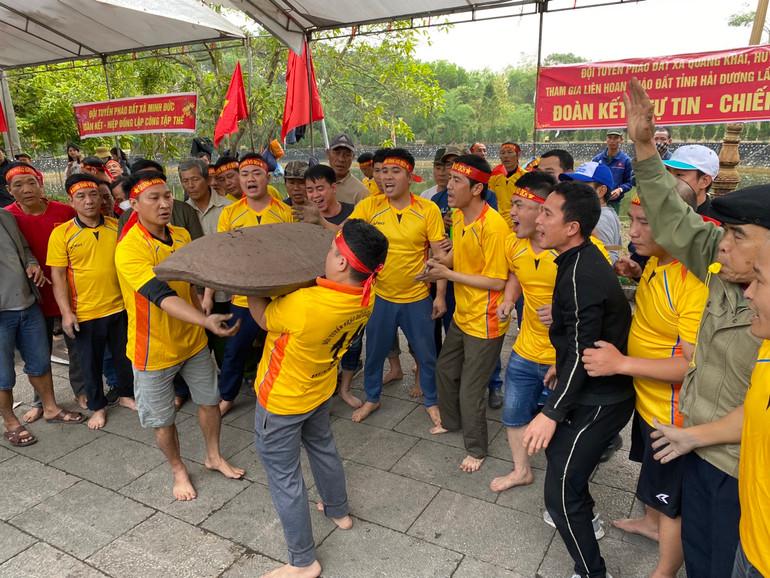 Liên hoan pháo đất tại lễ hội.