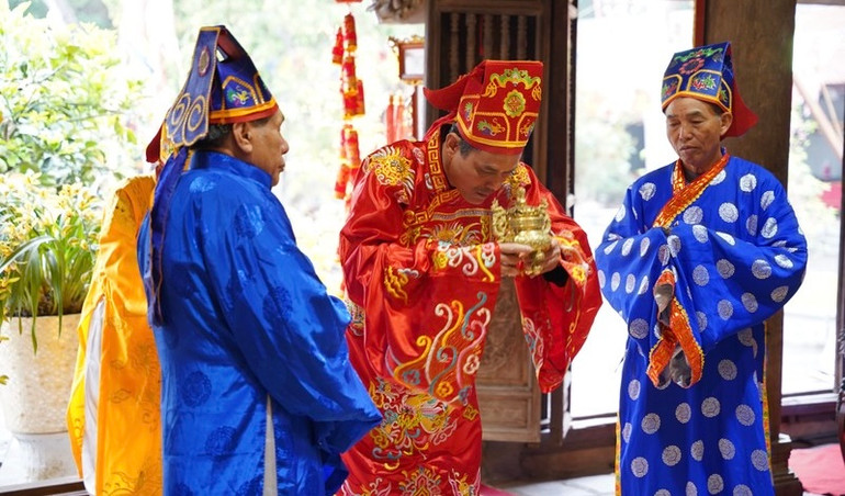 Các đội tế ở xã Hưng Đạo thực hiện nghi lễ truyền thống tại đền Kiếp Bạc.