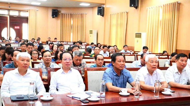 Cán bộ chủ chốt Thành ủy Hải Dương dự hội nghị tại điểm cầu Ủy ban nhân dân thành phố.