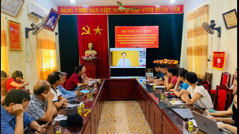 Cán bộ thị trấn Tứ Kỳ (huyện Tứ Kỳ ) dự hội nghị trực tuyến tại Hội trường Ủy ban nhân dân thị trấn.