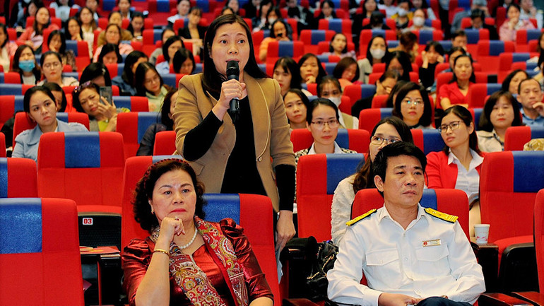 Đại diện Công ty TNHH Ford Việt Nam nêu câu hỏi cần được giải đáp tại buổi đối thoại.