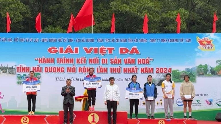 Ban tổ chức trao giải các vận động viên có thành tích xuất sắc ở cự ly 10km.