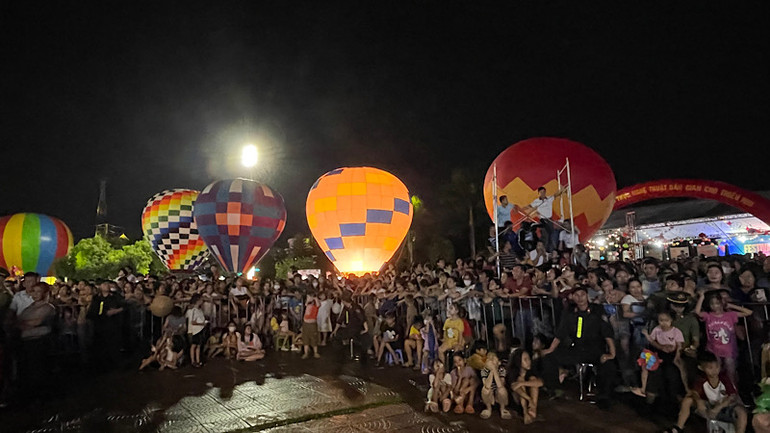 Khinh khí cầu ở đêm hội trăng rằm.