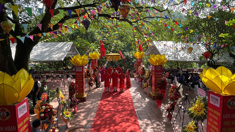 Một giá hầu đồng tại Liên hoan thực hành tín ngưỡng thờ Mẫu tam phủ.