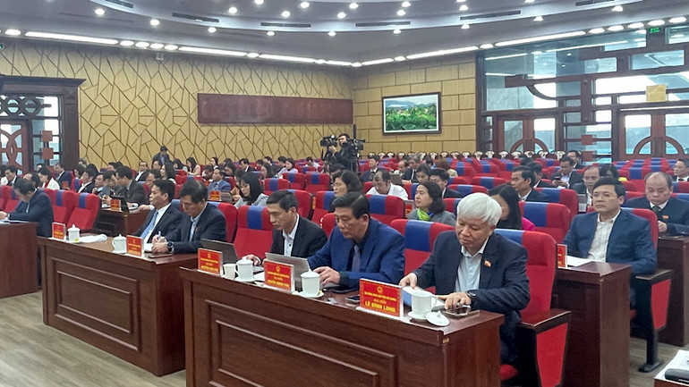 Các đại biểu dự kỳ họp thảo luận, xem xét, quyết định một số nội dung quan trọng.