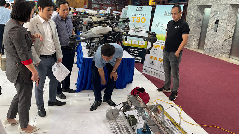 Các đại biểu tham quan các mô hình máy nông cụ của tỉnh Hải Dương.