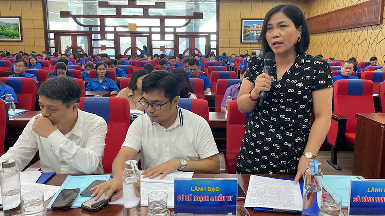 Phó Giám đốc Sở Nông nghiệp và Phát triển nông thôn trả lời những ý kiến của thanh niên về lĩnh vực nông nghiệp, nông thôn.