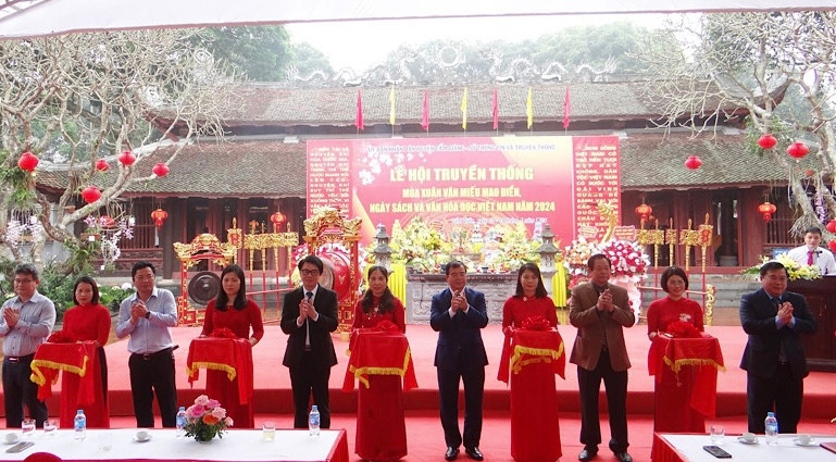 Cắt băng khai mạc Ngày hội sách tại lễ hội. Cắt băng khai mạc Ngày hội sách tại lễ hội.