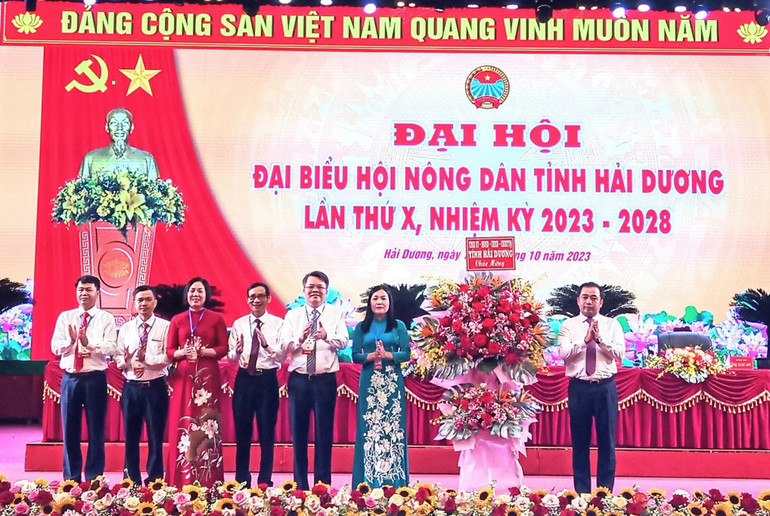 Bí thư Tỉnh ủy Hải Dương Trần Đức Thắng tặng hoa chúc mừng Đại hội. Bí thư Tỉnh ủy Hải Dương Trần Đức Thắng tặng hoa chúc mừng Đại hội.