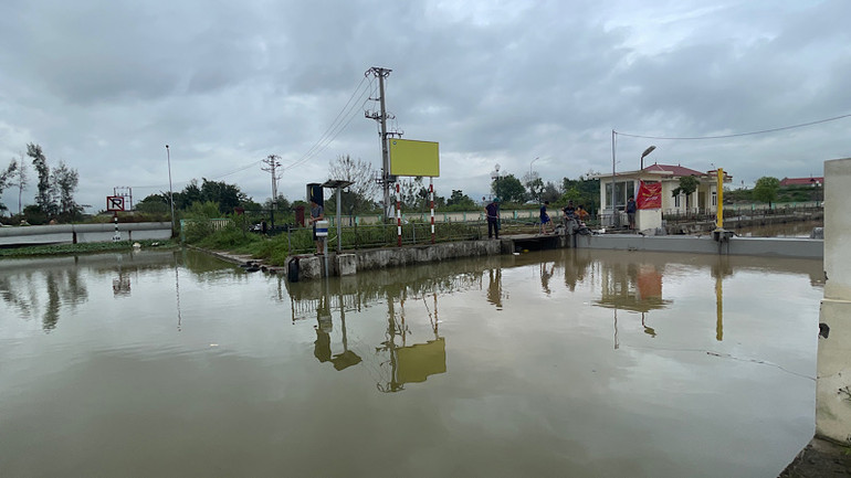 Sông Sặt trong thành phố Hải Dương nước đã dâng rất cao. Sông Sặt trong thành phố Hải Dương nước đã dâng rất cao.