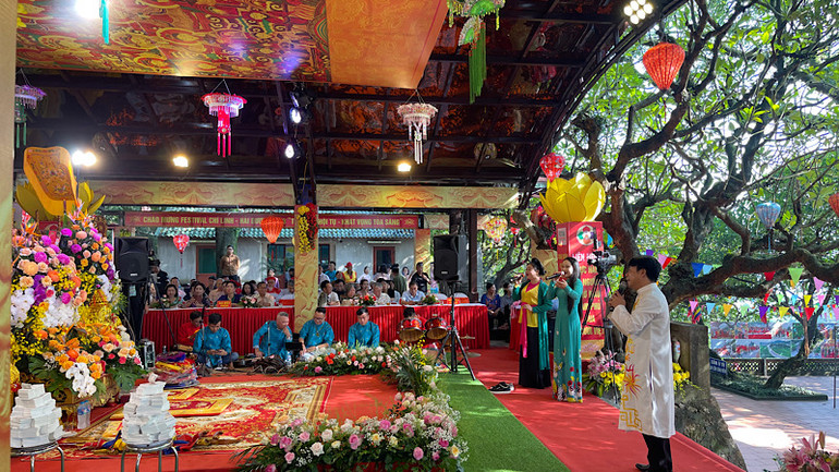 Trình diễn hát văn tại Liên hoan thực hành tín ngưỡng thờ Mẫu tam phủ của người Việt.