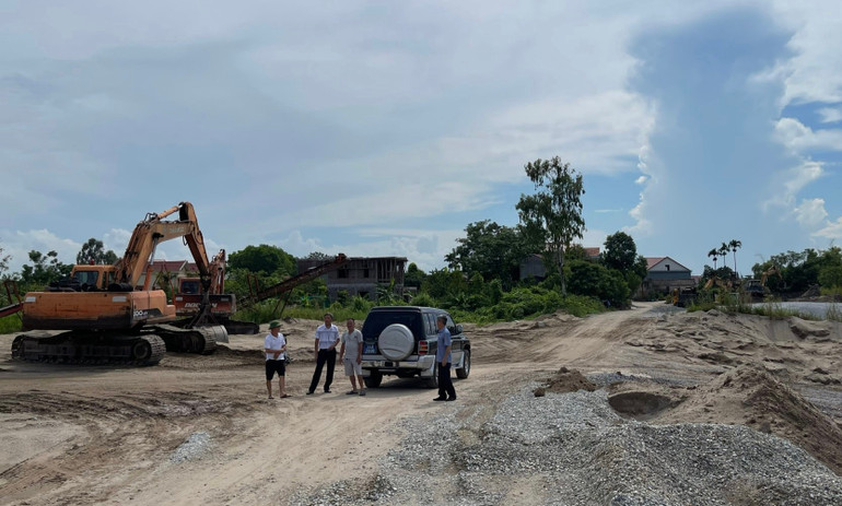 Cán bộ chức năng kiểm tra hoạt động bến bãi trên địa bàn huyện Ninh Giang.