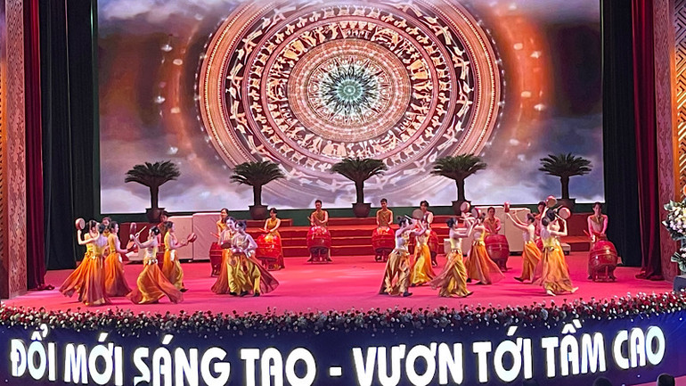 Tiết mục văn nghệ chào mừng Đại hội Hội Doanh nghiệp trẻ. Tiết mục văn nghệ chào mừng Đại hội Hội Doanh nghiệp trẻ.