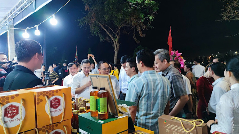 Các gian hàng trưng bày tại Tuần Văn hóa, Du lịch và Xúc tiến thương mại.