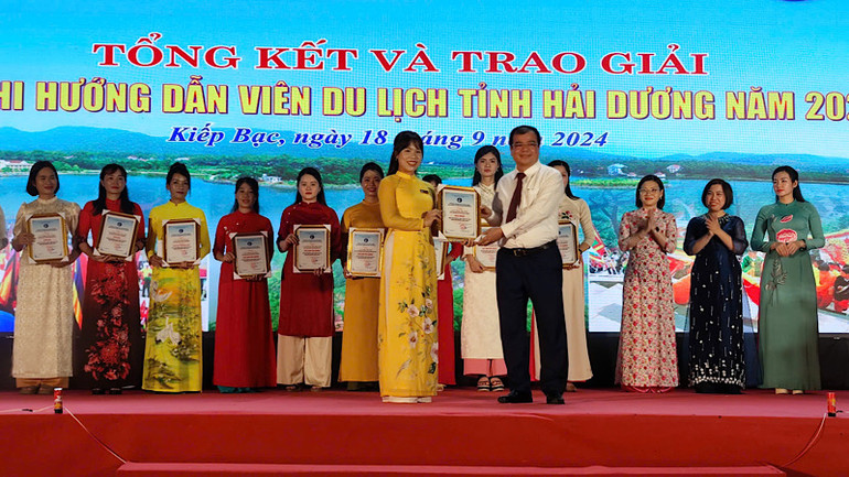 Ban tổ chức trao giải cho hướng dẫn viên du lịch giỏi.