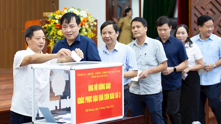 Cán bộ, công chức, viên chức tỉnh Hải Dương ủng hộ đồng bào bị thiệt hại do bão số 3.