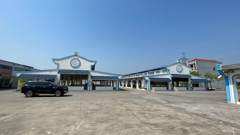 Chợ mới Phú Lộc được xây dựng khang trang, rộng rãi với 180 gian hàng có mái che.