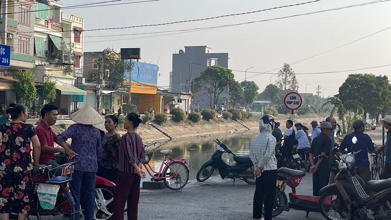 Bà con tiểu thương tụ tập chung quanh cầu Phú Lộc, nơi cấm họp chợ gây cản trở giao thông.