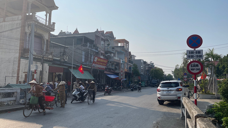 Khu vực cầu Phú Lộc có nhiều biển báo cấm họp chợ nhưng nhiều bà con vẫn không chấp hành, và chỉ bỏ đi khi xuất hiện lực lượng chức năng.