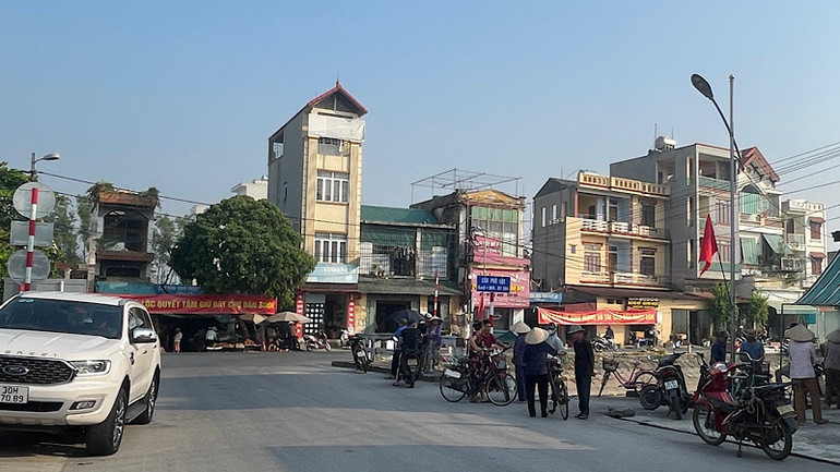 Cần sớm giải tỏa chợ Phú Lộc cũ và xóa bỏ điểm đen về tai nạn giao thông ngay trước cổng chợ.